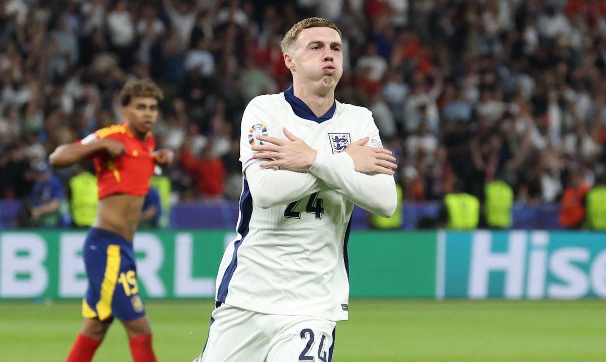 epa11478631 Cole Palmer of England celebrates scoring the 1-1 equalising goal during the UEFA EURO 2024 final soccer match between Spain and England, in Berlin, Germany, 14 July 2024. EPA/FRIEDEMANN V ...