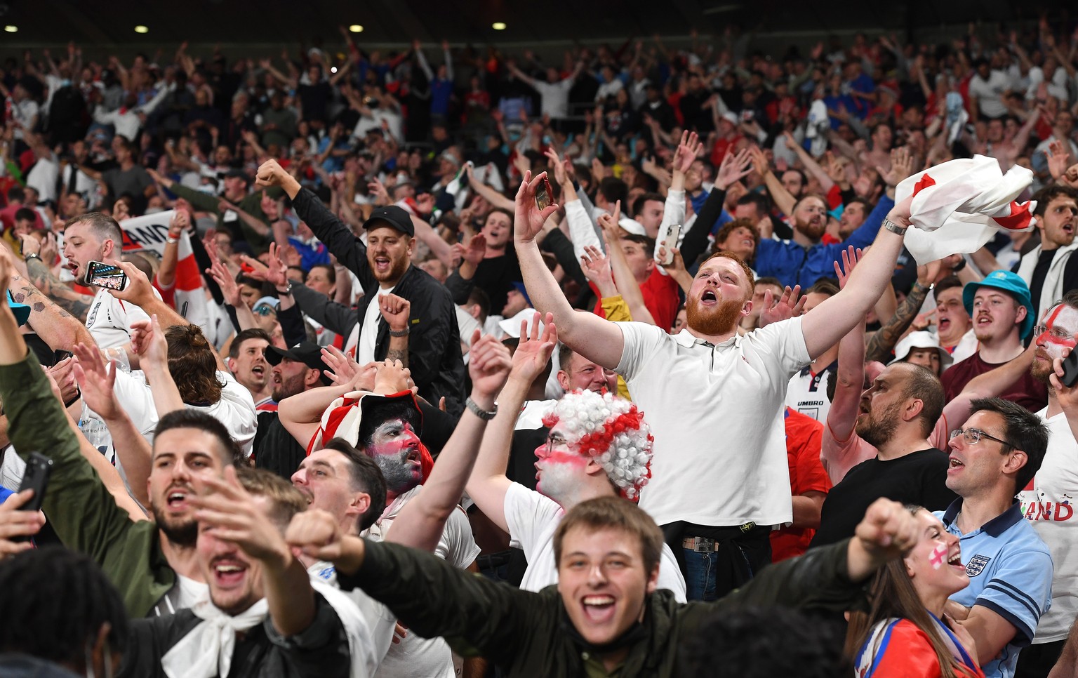 epa09330493 Fans of England celebrate after the UEFA EURO 2020 semi final between England and Denmark in London, Britain, 07 July 2021. EPA/Andy Rain / POOL (RESTRICTIONS: For editorial news reporting ...