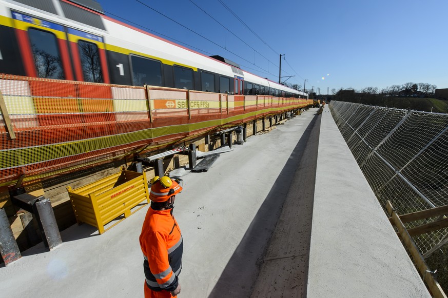 Des ouvriers travaillent lors d&#039;une visite de chantier sur le viaduc de Boudry ce mardi 7 avril 2015 a Boudry dans le canton de Neuchatel. (KEYSTONE/Jean-Christophe Bott)