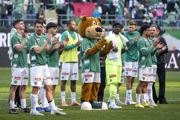 Die St. Galler feiern ihren Sieg nach dem Fussball Meisterschaftsspiel der Swiss Super League zwischen dem FC St. Gallen 1879 und dem FC Basel 1893 im Kybunpark in St. Gallen, am Sonntag, 8. Maerz 202 ...