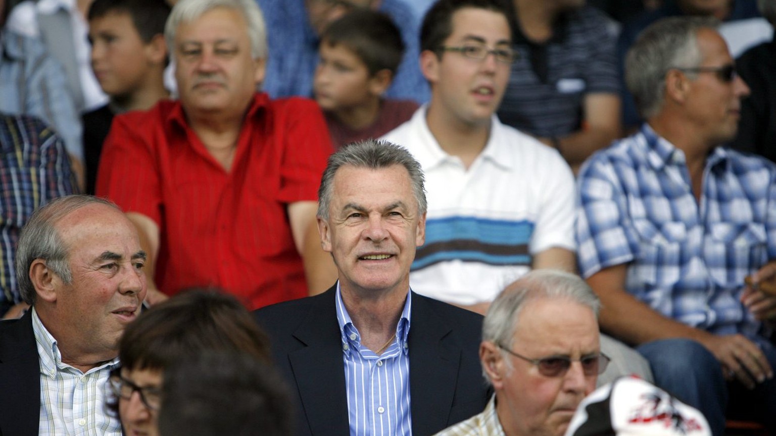 Der Schweizer Nationaltrainer Ottmar Hitzfeld beobachtet das Fussball Super League Meisterschaftsspiel zwischen dem FC Aarau und dem FC Luzern, am Samstag, 9. August 2008 auf dem Bruegglifeld in Aarau ...