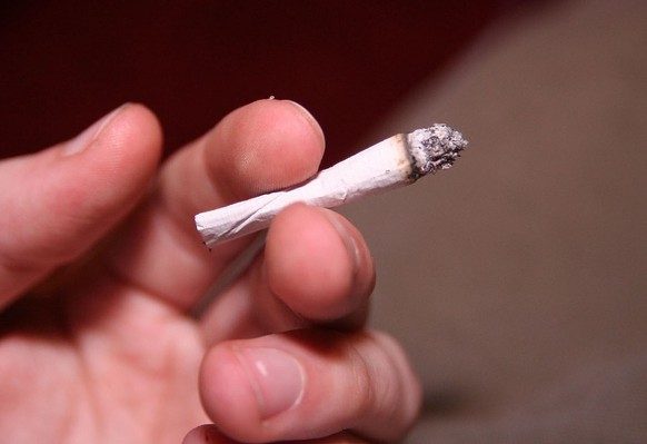 roll your own cigarette selber gerollte zigarette https://en.wikipedia.org/wiki/Roll-your-own_cigarette#/media/File:Hand_rolled.jpg