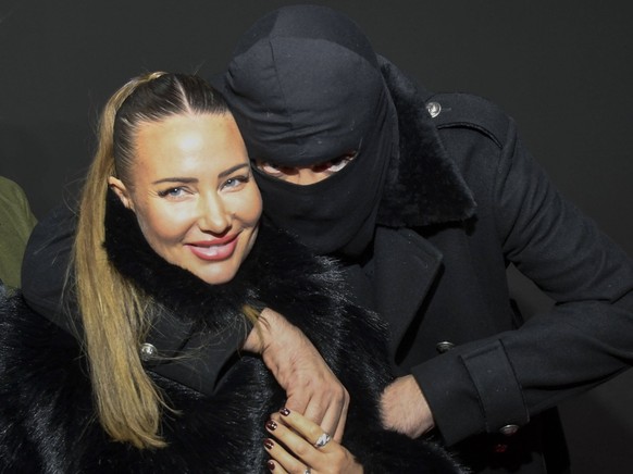 abb/Haftbefehl- Nina Anhan mit Aykut Anhan mit Sturmhaube zu Gast auf dem roten Teppich des Special Screening Event dem Netflix Doku Highlight Babo Die Haftbefehl Story in der Astor Film Lounge am 24. ...