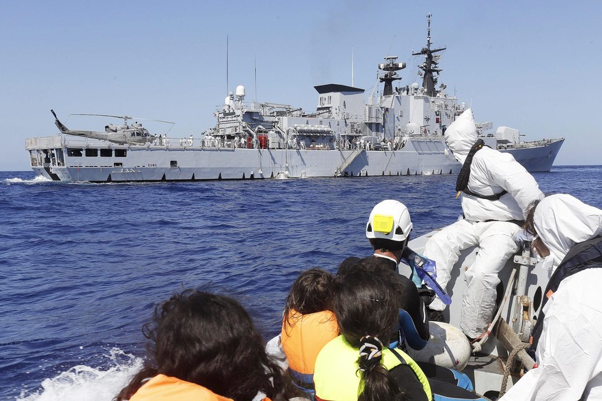 Flüchtlinge werden im Rahmen der Mission «Mare Nostrum» von der italienischen Fregatte «Euro» aufgenommen (Mai 2014).