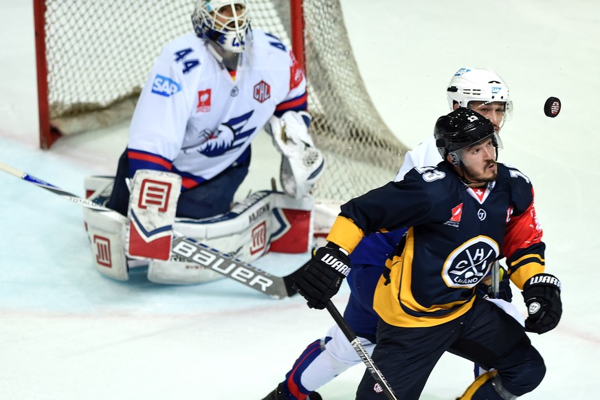 Mannheim&#039;s goalie Dennis Endras, Lugano’s player Alessio Bertaggia and Mannheim&#039;s player Sinan Akdag, from left, during the Champions League 2016 HC Lugano against Adler Mannheim, at the ice ...