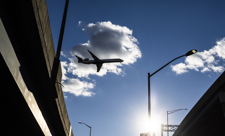 epa09693911 An airplane on approach to land at LaGuardia Airport in the Queens borough of New York, New York, USA, 18 January 2022. Telecommunications companies Verizon and AT&amp;T announced on 18 Ja ...