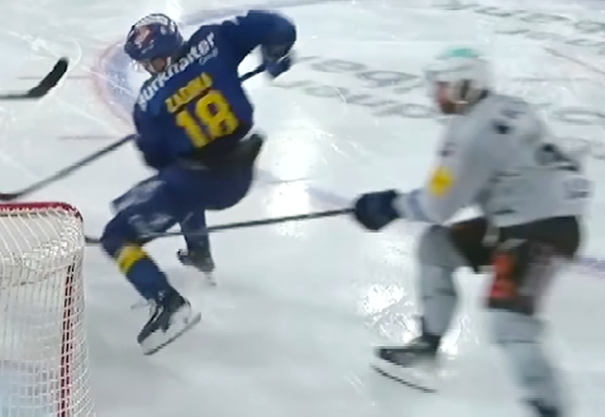 Wallmark streckt in der zweiten Zusatzschicht seinen Gegenspieler Filip Zadina mit einem Zweihänder in die linke Kniekehle nieder. Der Davoser Stürmer, Torschütze zur zwischenzeitlichen 2:1-Führung fü ...