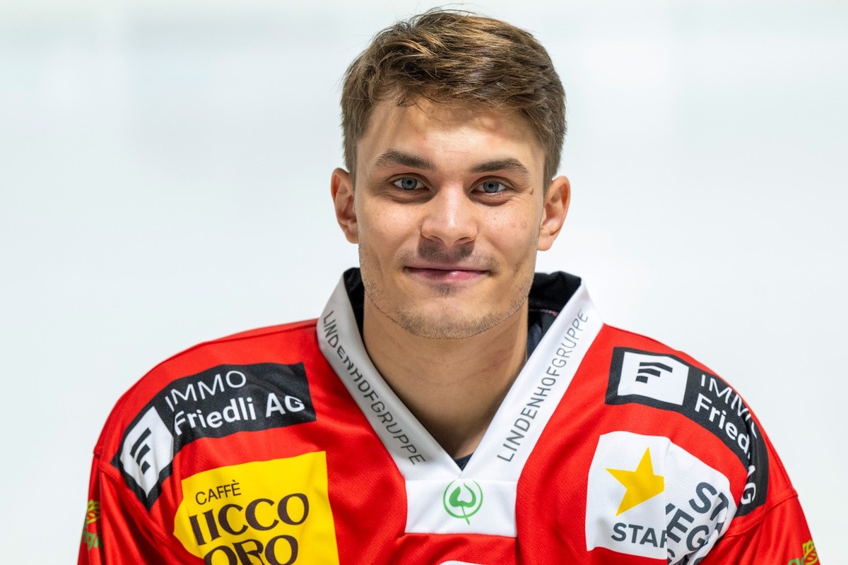 Berns Mika Henauer, anlaesslich des Fototermins fuer die Saison 2023 / 2024 des SC Bern, am Dienstag, 5. September 2023 in der Postfinance Arena in Bern. (KEYSTONE /Marcel Bieri)