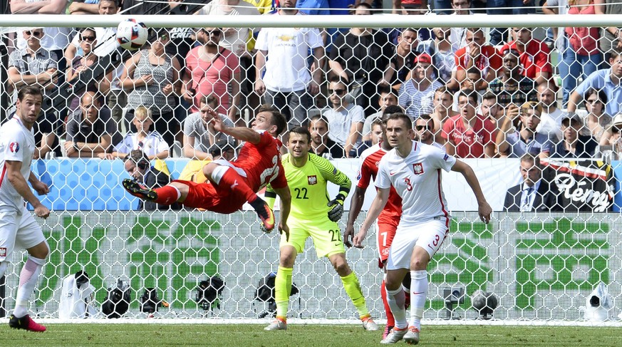 Das Tor des Turniers: Xherdan Shaqiri setzt an zu seinem fantastischen Fallrückzieher.