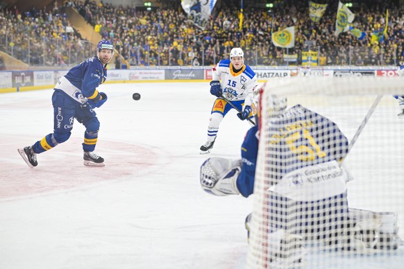 KEYPIX - Klas Dahlbeck (HCD), Gregory Hofmann (EVZ) und Torhueter Luca Hollenstein (HCD), von links, in action im Eishockey Spiel der National League zwischen dem HC Davos, HCD, und dem EV Zug, EVZ, a ...