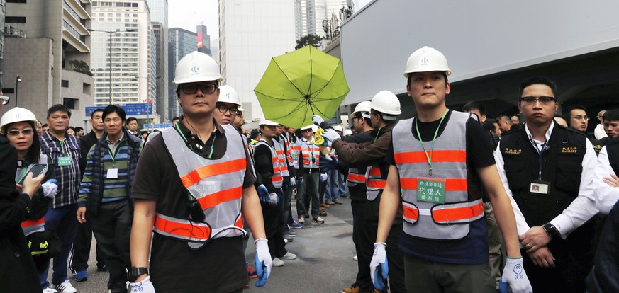 Hunderte Polizisten räumen auf nach den Protesten in Hongkong.