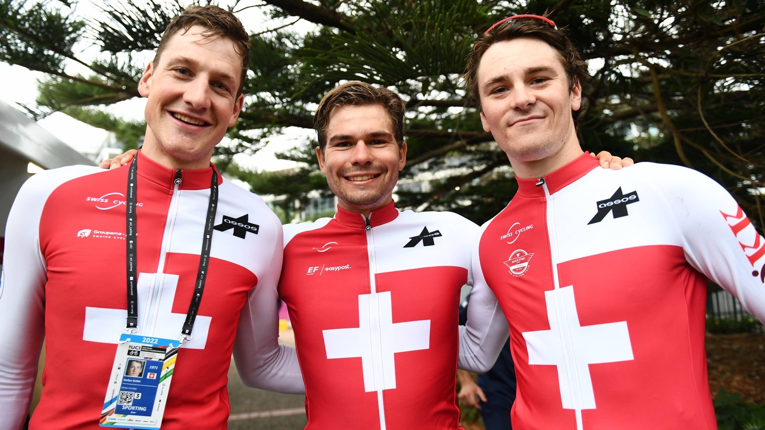 Picture by Simon Wilkinson/SWpix.com - 21/09/2022 - Cycling - 2022 UCI Road World Championships - Wollongong, New South Wales, Australia - Team Time Trial Mixed Relay - Stefan Kung, Mauro Schmid and S ...