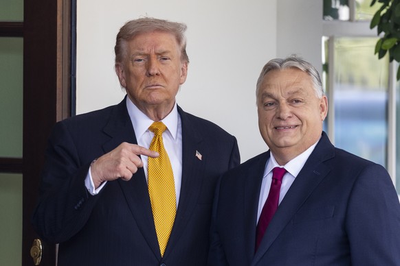KEYPIX - epa12510902 US President Donald Trump (L) welcomes Hungary's Prime Minister Viktor Orban (R) to the White House in Washington DC, USA, 07 November 2025. The two are expected to discuss t ...