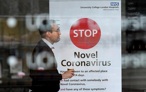 epa08309785 A National Health Service (NHS) worker at a hospital in London, Britain, 20 March 2020. According to news reports, the NHS is planning to increase testing for people suffering from symptoms akin to those of the COVID-19 disease caused by the SARS-CoV-2 coronavirus. The NHS will reportedly be able to carry out around 10,000 tests per day.  EPA/ANDY RAIN