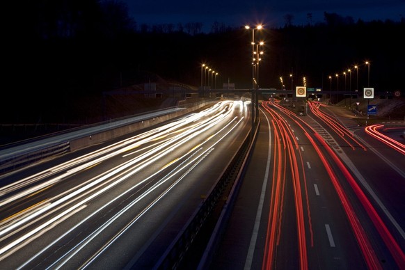 Der Abendverkehr rollt ueber die Autobahn A1 vor dem Bareggtunnel bei Daettwil am Mittwoch, 5. Maerz 2008. (KEYSTONE/Alessandro Della Bella)