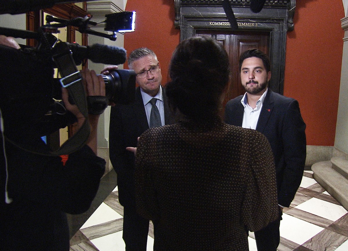 DOK: Inside Bundeshaus - Ein Volksentscheid und seine FolgenDraussen vor der Tür: Interviews vor Kommissionszimmer 3Copyright SRFNO SALESNO ARCHIVESDie Veröffentlichung im Zusammenhang mit Hin ...