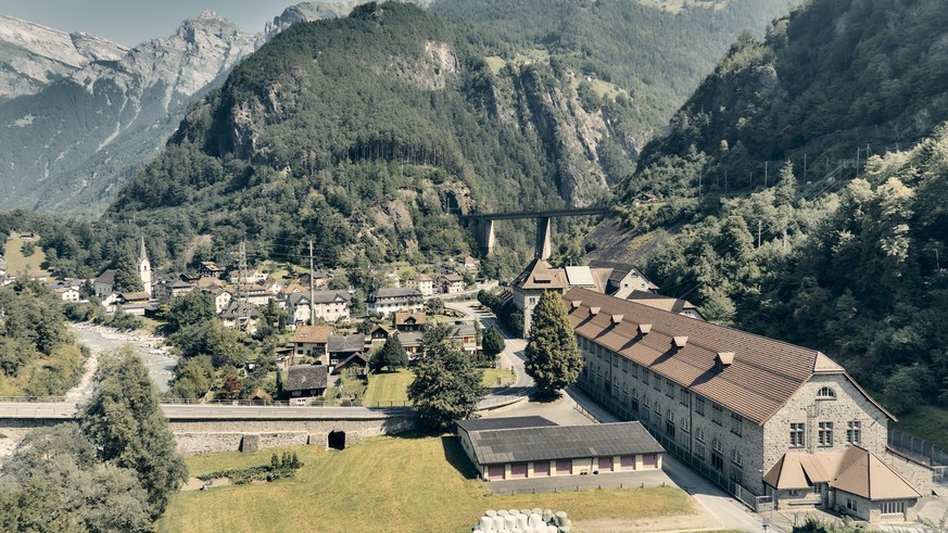 An aerial view of Amsteg with the SBB hydro plant on the right and the road leading to the Gotthard pass on the left. Rauszeit Wundersame Orte der Schweiz Spezielle Orte