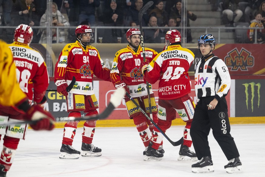 Luca Cunti (EHCB) (Mitte-rechts) jubelt nach seinem Tor zum 1-0 mit seinem Teamkollegen Rodwin Dionicio, Miro Zryd, im Spiel der Eishockey National League zwischen EHC Biel-Bienne, EHCB, und SCL Tiger ...