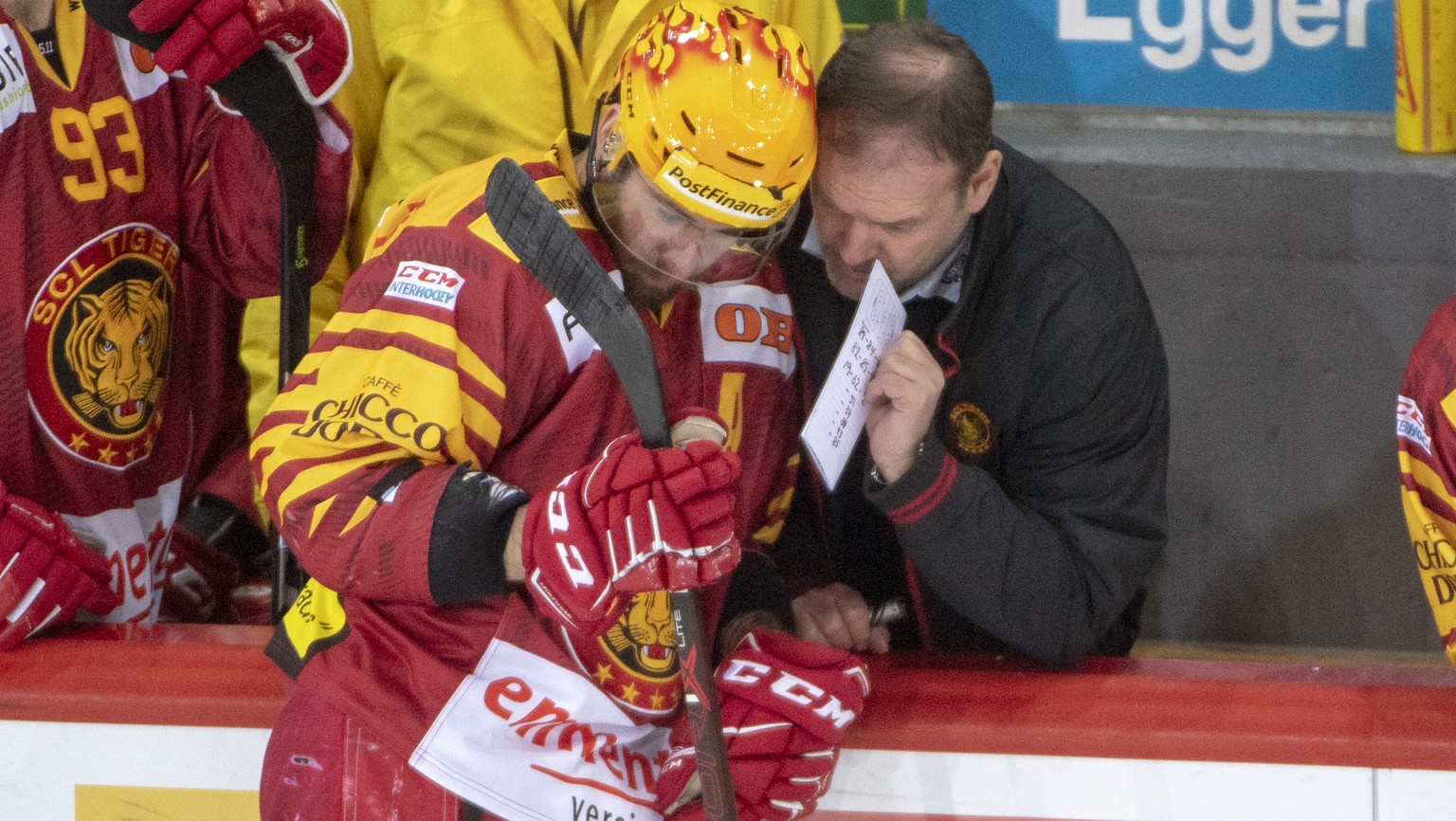 Tigers, Head Coach Heinz Ehlers, gibt Chris DiDomenico, Anweisungen, waehrend dem Meisterschaftsspiel der National League, zwischen den SCL Tigers und die Genf-Servette HC, am Dienstag 4. Dezember 201 ...