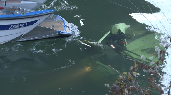 Der Lastwagen durchbrach die Leitplanke und stürzte in die Aare.