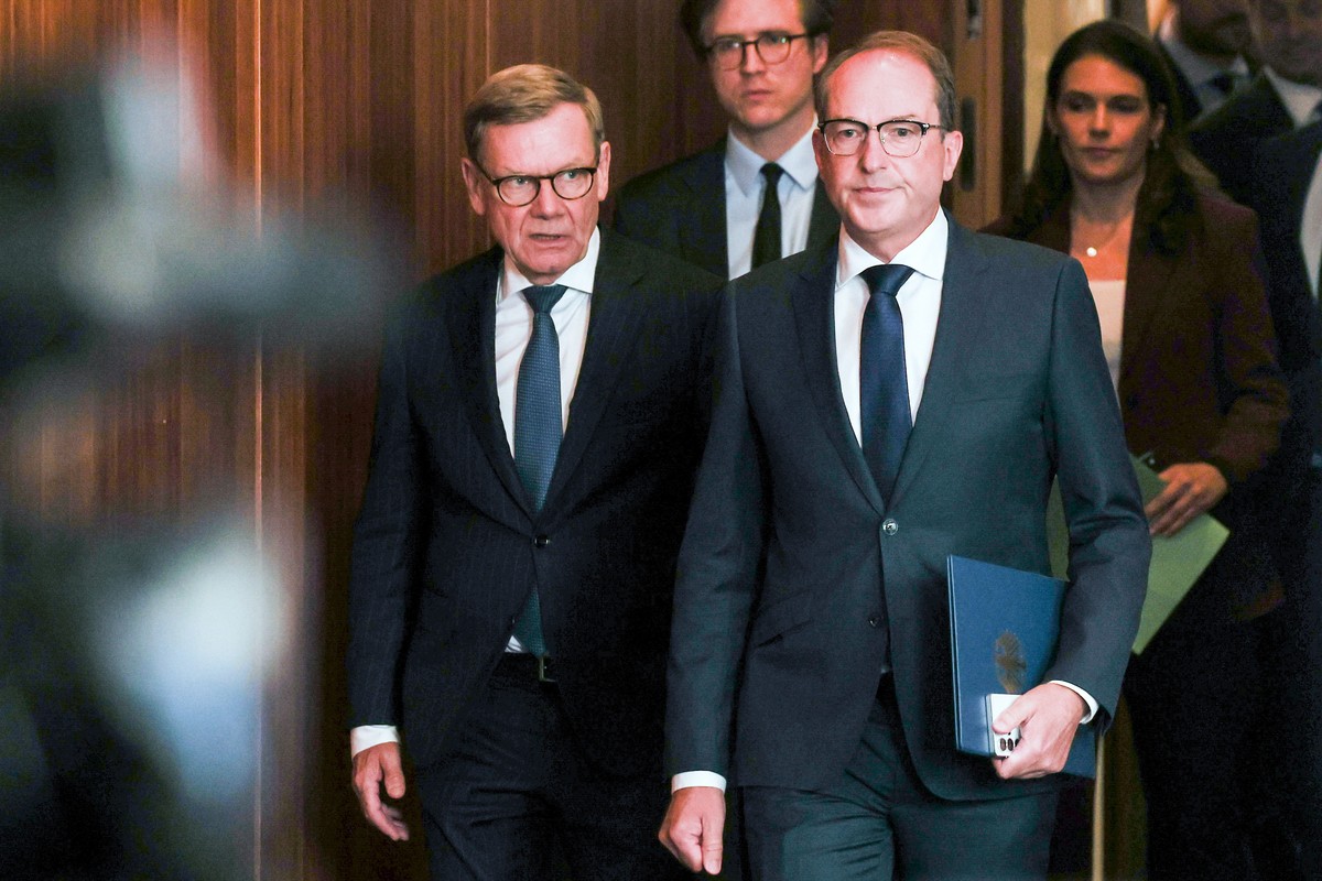 epa13205115 German Interior Minister Alexander Dobrindt (R) and German Foreign Minister Johann Wadephul arrive for a press conference on the drone incident at Leipzig Airport in Berlin, Germany 01 Sep ...