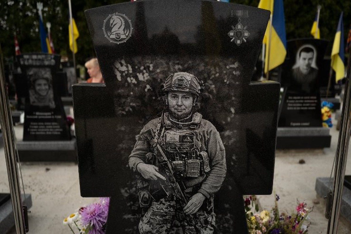 Cette photographie montre le portrait d'un soldat ukrainien gravé sur sa pierre tombale dans le cimetière de Soumy.
