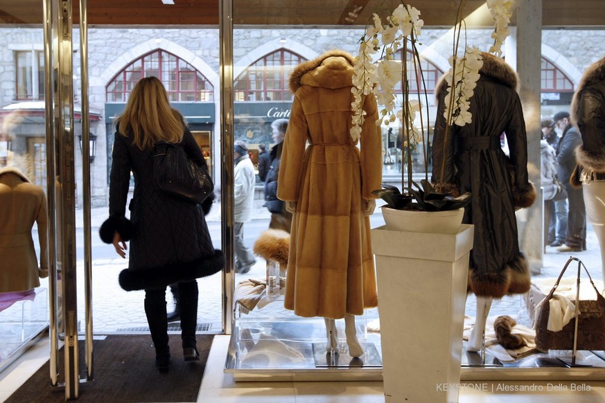 Eine Frau verlaesst am 1. Februar 2008 in St. Moritz eine Boutique, die Pelzmaentel verkauft. (KEYSTONE/Alessandro Della Bella)

A female customer leaves a fur boutique in St. Moritz in the canton of  ...