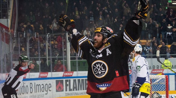 Luganos Raffaele Sannitz jubelt ueber sein 1:0, beim Eishockey Meisterschaftsspiel der National League A zwischen dem HC Lugano und dem HC Ambri-Piotta, am Samstag, 2. Januar 2016, in der Resega Halle ...