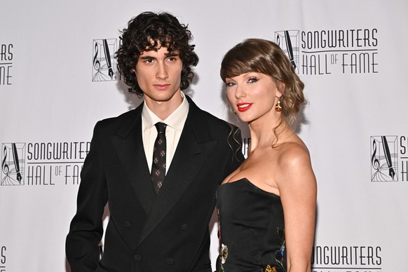 Sombr, left, and Taylor Swift attend the 55th annual Songwriters Hall of Fame Induction and Awards Gala at the Marriott Marquis Hotel on Thursday, June 11, 2026, in New York. (Photo by Evan Agostini/I ...