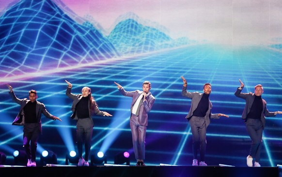 Der Schwede Robin Bengtsson (mitte) mit Boygroup-Unterstützung und «I Can't Go On».