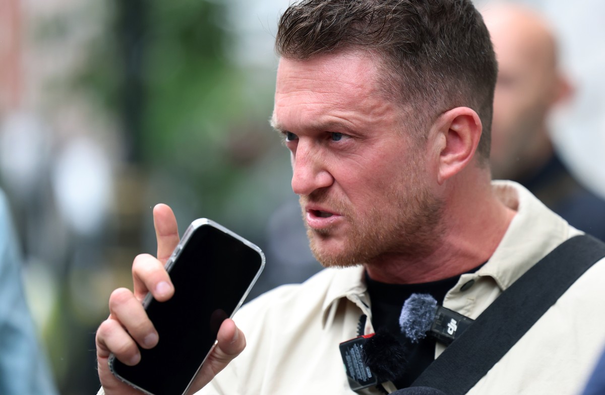 epa12156879 Political activist Tommy Robinson arrives at Westminster Magistrates Court in London, Britain, 05 June 2025. Robinson is to appear in court charged with harassment of two journalists betwe ...
