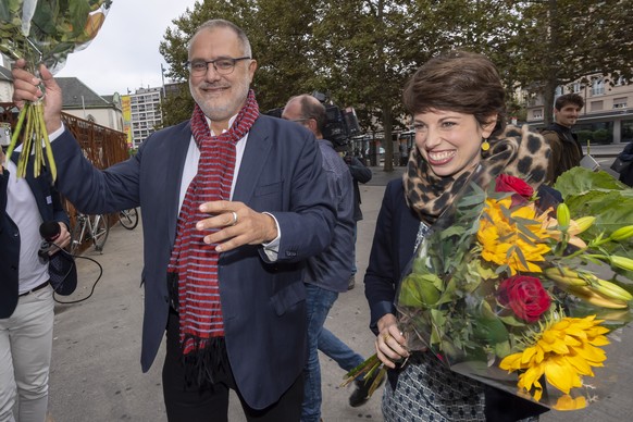 Carlo Sommaruga, gauche, parti Socialiste (PS) et Lisa Mazzone, Les Verts, arrivent tout sourire apres avoir pris connaissance des projections, ce dimanche 20 octobre 2019 a Geneve Uni Mail le lieu de ...
