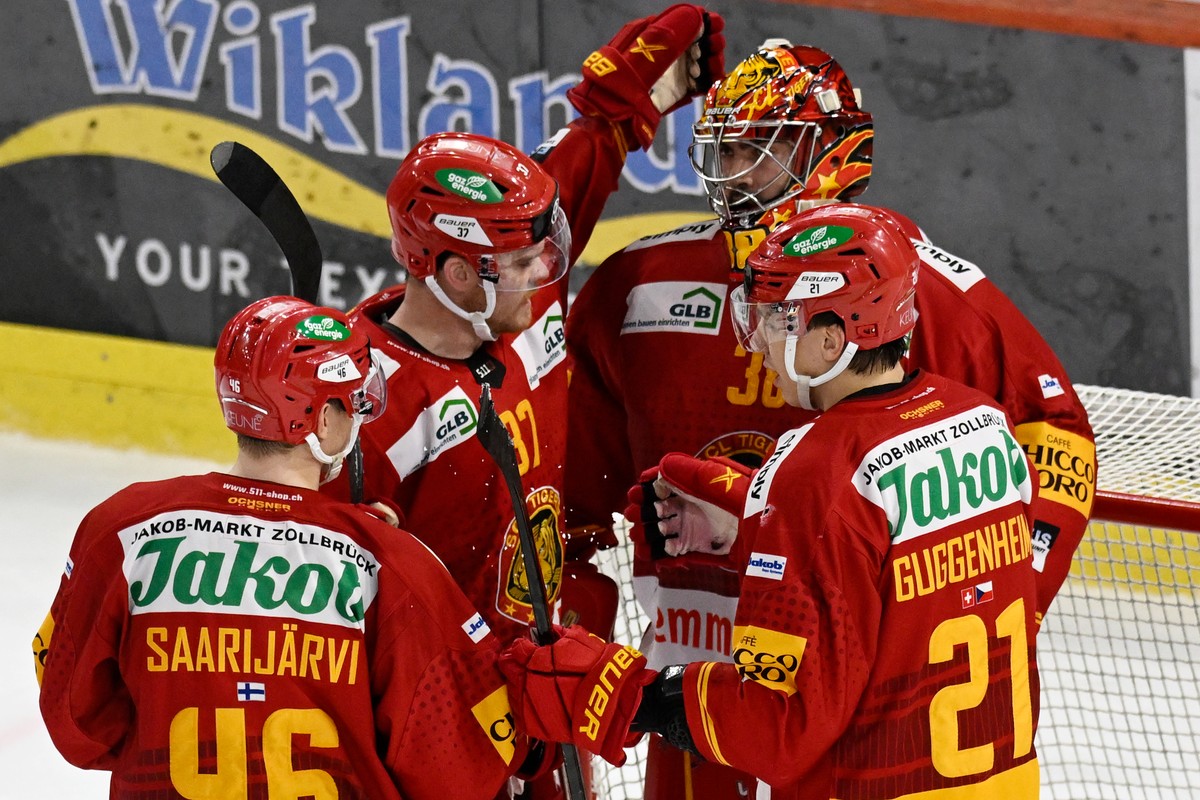 Tigers Vili Saarijaevi, Sean Malone, Goalie Stephane Charlin, Bastian Guggenheim, von links, jubeln nach dem Eishockey-Qualifikationsspiel der National League zwischen den SCL Tigers und dem Lausanne  ...