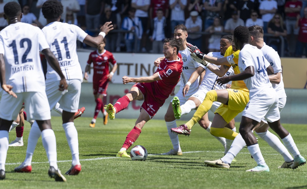 Remo Arnold (FCW) (Mitte) erzielt fuer Winterthur das erste Tor im Fussball Meisterschaftsspiel der Swiss Super League zwischen Winterthur, FCW, und Zuerich, FCZ, vom Sonntag, 12. Mai 2024 in Schuetze ...