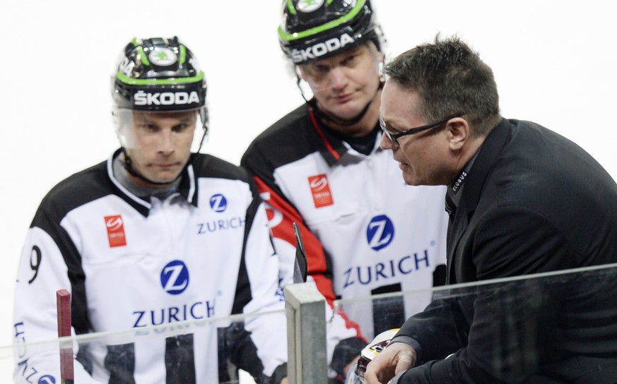 Der Genfer Trainer Chris McSorley, rechts, diskutiert mit den Schiedsrichtern, im fuenften Eishockey Playoff Halbfinalspiel der National League A zwischen den ZSC Lions und Geneve Servette HC, am Donn ...