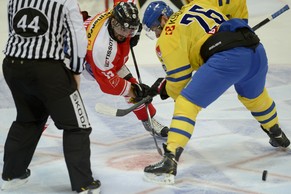 Niklaus Olausson im Duell mit Andres Ambuehl.