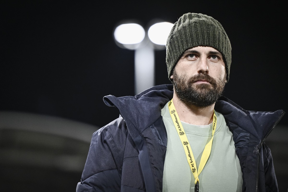 Le directeur sportif schaffhousois et ancien international Admir Mehmedi avant la rencontre de football de Challenge League entre le FC Sion et le FC Schaffhouse ce vendredi 15 decembre 2023 au stade  ...