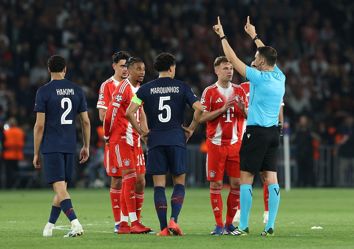 PARIS, FRANCE - APRIL 28: Joshua Kimmich of FC Bayern Munich reacts towards Referee Sandro Schaerer during the UEFA Champions League 2025/26 Semi Final First Leg match between Paris Saint-Germain and  ...