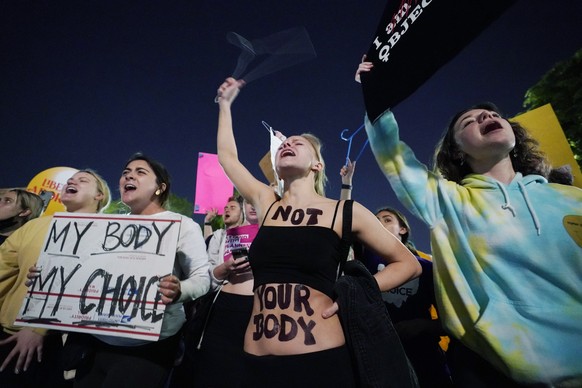 Empörte Menschen versammelten sich am Montag vor dem Supreme Court in Washington, um gegen einen anstehendes Abtreibungsurteil zu protestieren.