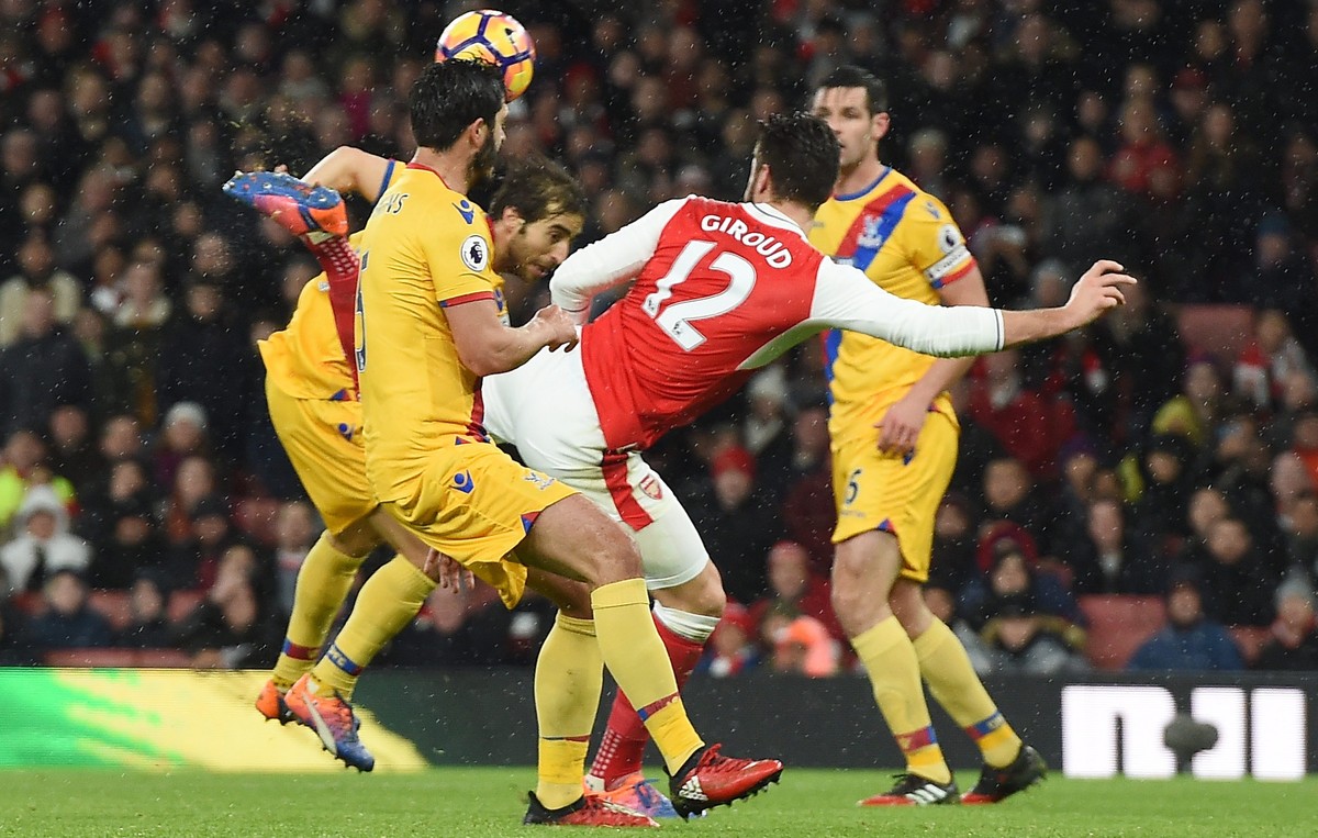 epa05694483 Arsenal's Olivier Giroud scores against Crystal Palace during an English Premier League soccer match at the Emirates Stadium in London, Britain, 01 January 2017. 

EDITORIAL USE ONLY. ...