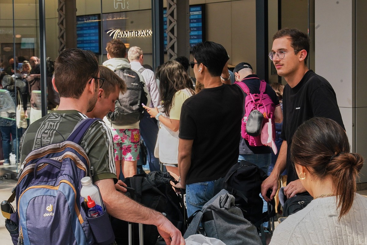 Amtrak passengers wait in line for the ticket office, in New York's Penn Station, Friday, May 29, 2026. (AP Photo/Richard Drew)
Train Fire Penn Station