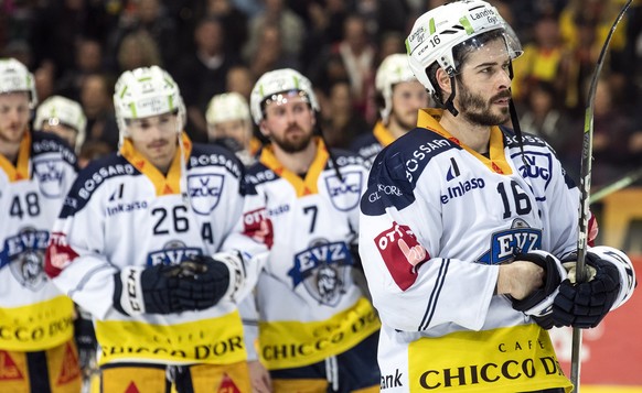 Zugs Spieler mit Raphael Diaz, rechts, sind enttaeuscht nach dem fuenften Eishockey Playoff-Finalspiel der National League zwischen dem SC Bern und dem EV Zug, am Samstag, 20. April 2019, in der Postf ...