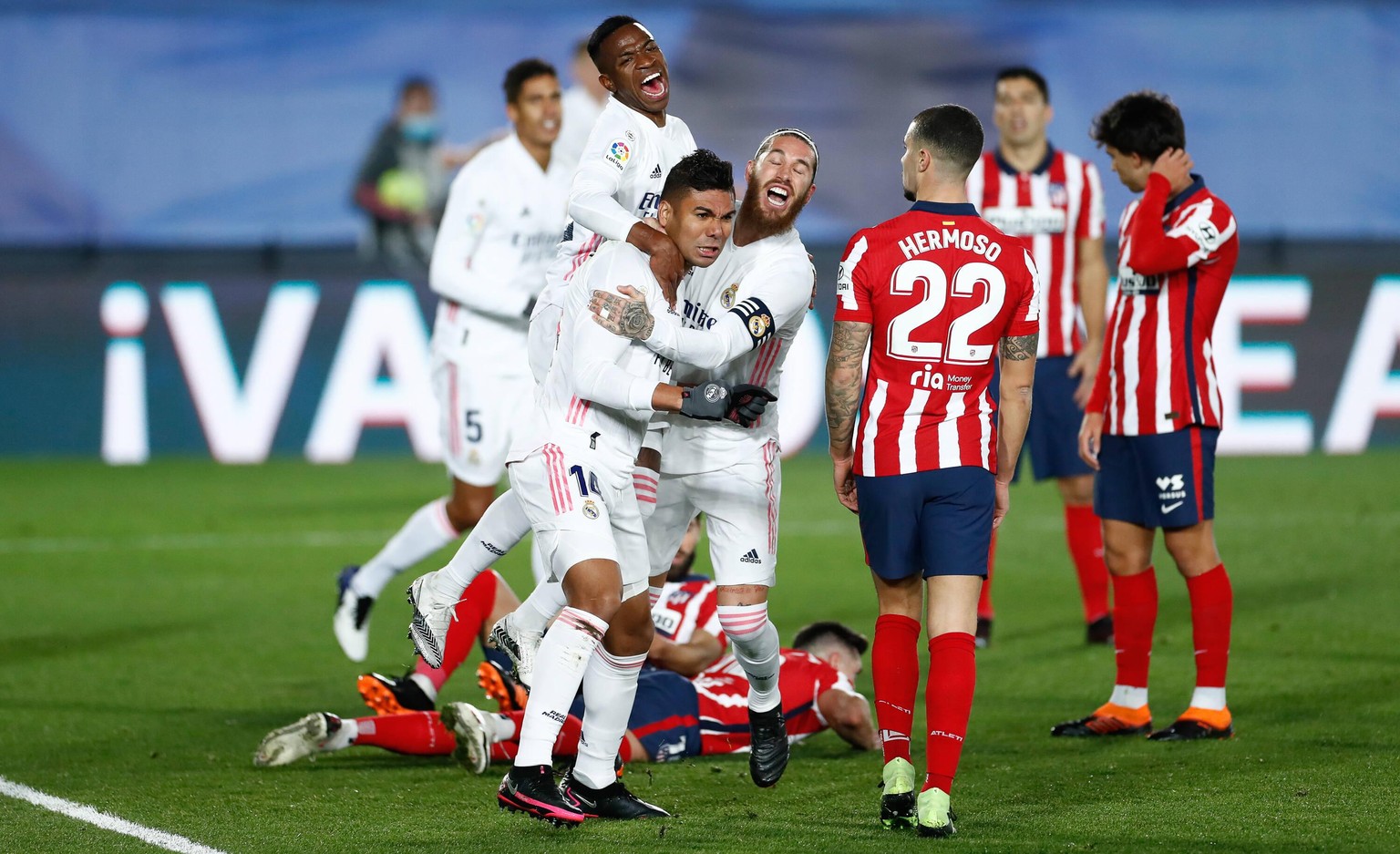 Real Madrids Captain Sergio Ramos umarmt freudig den Torschützen Casemiro.