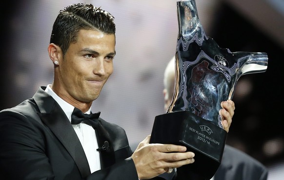 Vorjahressieger Cristiano Ronaldo mit der Trophäe.