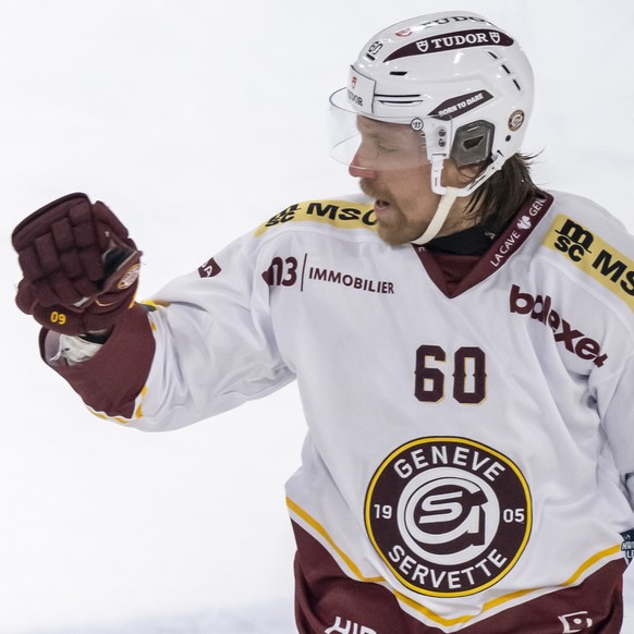 Markus Granlund (GSHC), rechts, gratuliert PostFinance Topscorer Sakari Manninen (GSHC), links, zu seinem Tor zum 2:4 im Qualifikationsspiel der Eishockey National League zwischen dem HC Ajoie und dem ...