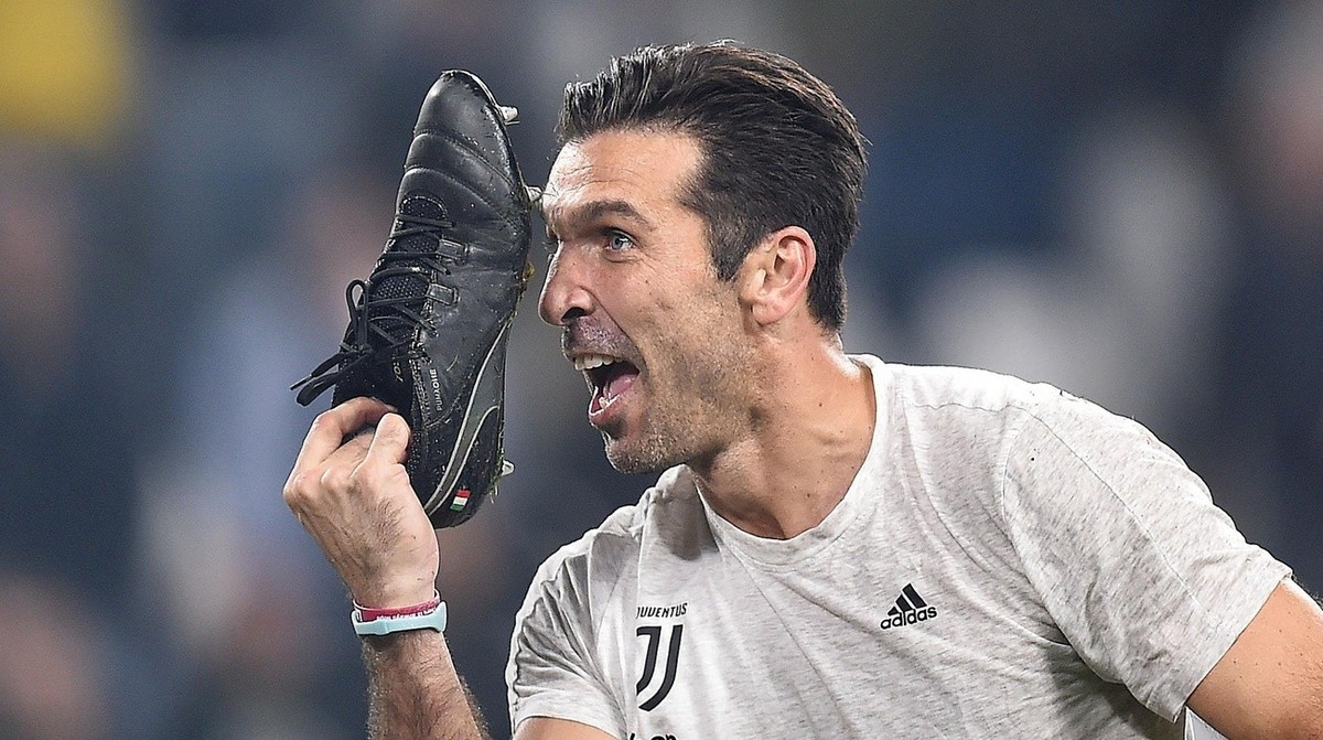 epa06274572 Juventus' goalkeeper Gianluigi Buffon celebrates after the UEFA Champions League Group D soccer match between Juventus FC and Sporting Lisbon in Turin, Italy, 18 October 2017. EPA/ALE ...