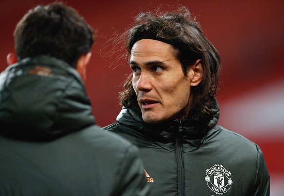 epa08999510 Manchester United&#039;s Edinson Cavani (R) warms up for the English FA Cup fifth round soccer match between Manchester United and West Ham United in Manchester, Britain, 09 February 2021. ...