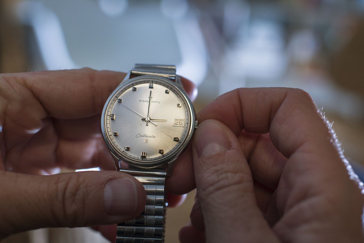 WIR STELLEN IHNEN FOLGENDES NEUES BILDMATERIAL ZUR ZEITUMSTELLUNG AUF DIE WINTERZEIT DIESEN SONNTAG, 26. NOVEMBER 2014, ZUR VERFUEGUNG --- A person adjusts the time on a wristwatch from summer time to ...