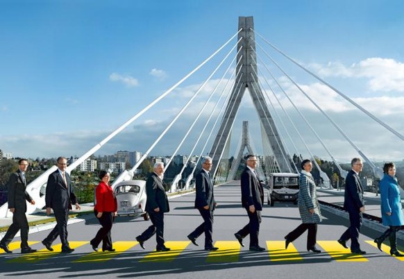 Sommaruga und die Musterjuristen: Warum das Bundesratsfoto nicht so aussieht (ungefähr)
Gut, bei diesem Gleichschritt und dieser Uniformiertheit mussten die Friburger keine Klage befürchten