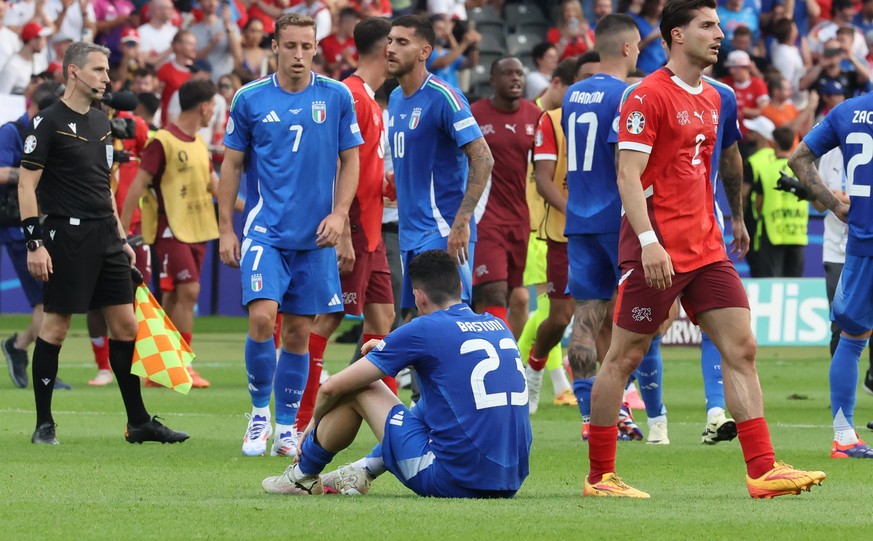 epa11445709 Alessandro Bastoni of Italy (C) and teammates after losing the UEFA EURO 2024 Round of 16 soccer match between Switzerland and Italy, in Berlin, Germany, 29 June 2024. EPA/ABEDIN TAHERKENA ...